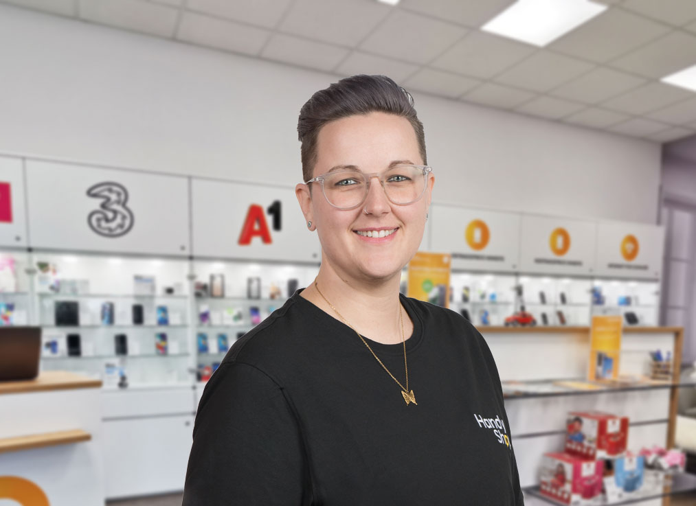 20251118-handyshop-weihnachten-nadine-greifensteiner Nadine - Ihre kompetente Fachberaterin